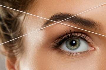 Épilation des sourcils au fil